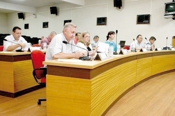 Reforma administrativa  aprovada e Cdigo Tributrio  rejeitado em sesso extraordinria