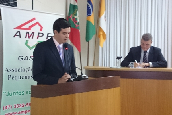 Douglas Waltrick toma posse como novo presidente da Ampe