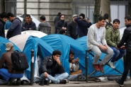 Mais imigrantes montam barracas em Paris aps fechamento de Selva