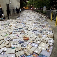Canadenses inundam ruas com livros iluminados