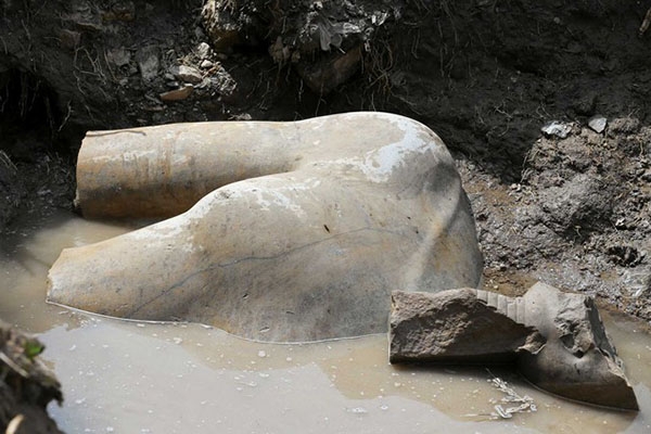 Egito descobre esttua gigante de fara