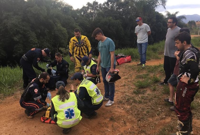 Helicptero Arcanjo atende acidente em pista de motocross em Gaspar