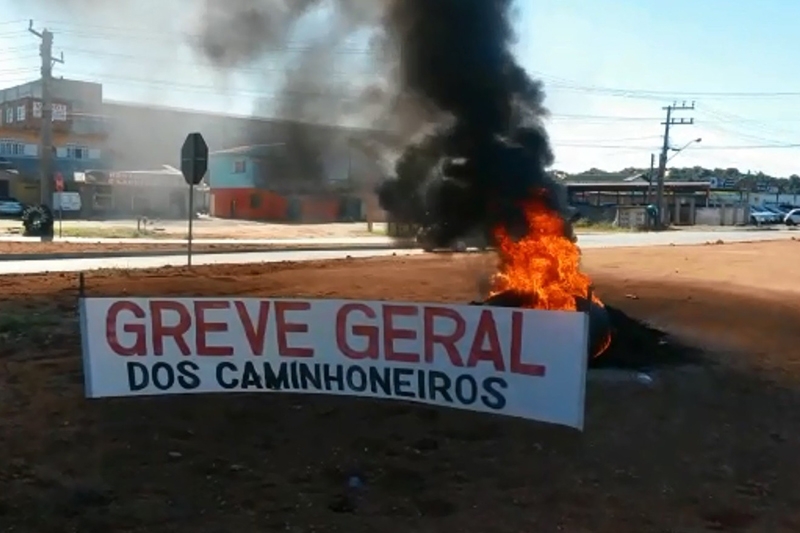 Caminhoneiros de SC realizam protesto contra alta no preo do diesel