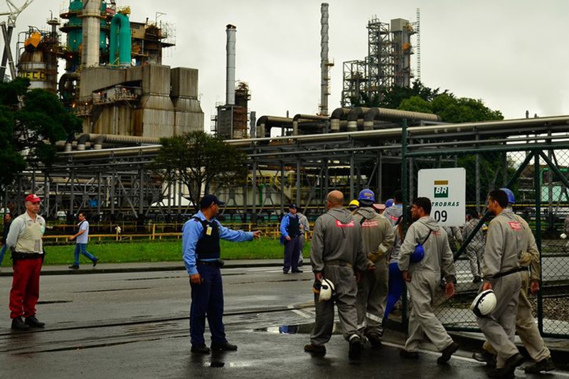 Preo da gasolina nas refinarias da Petrobras sobe 1,02%