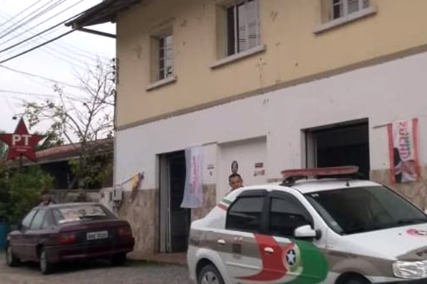 Polcia recolhe materiais irregulares no comit do PT de Gaspar
