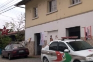 Polcia recolhe materiais irregulares no comit do PT de Gaspar