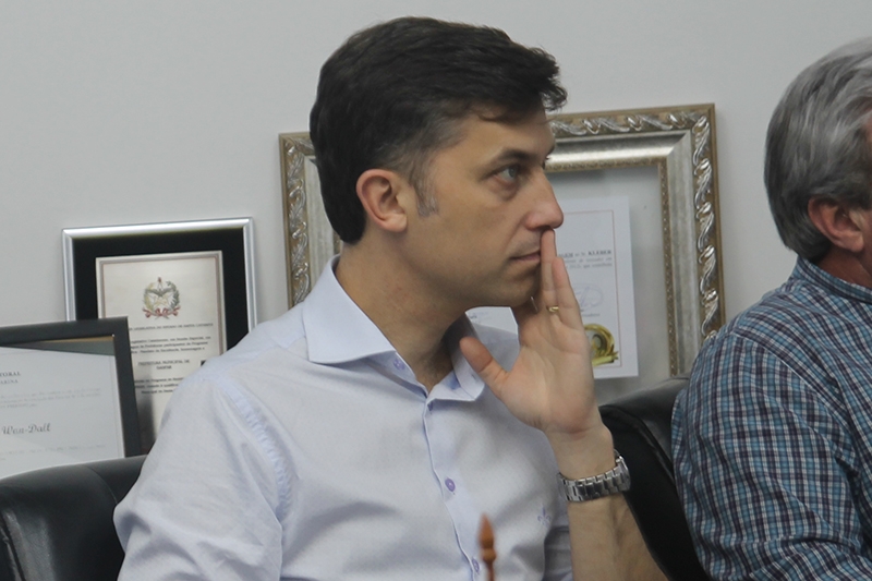 Gabinete nos Bairros: prefeito no cumpre promessa de campanha