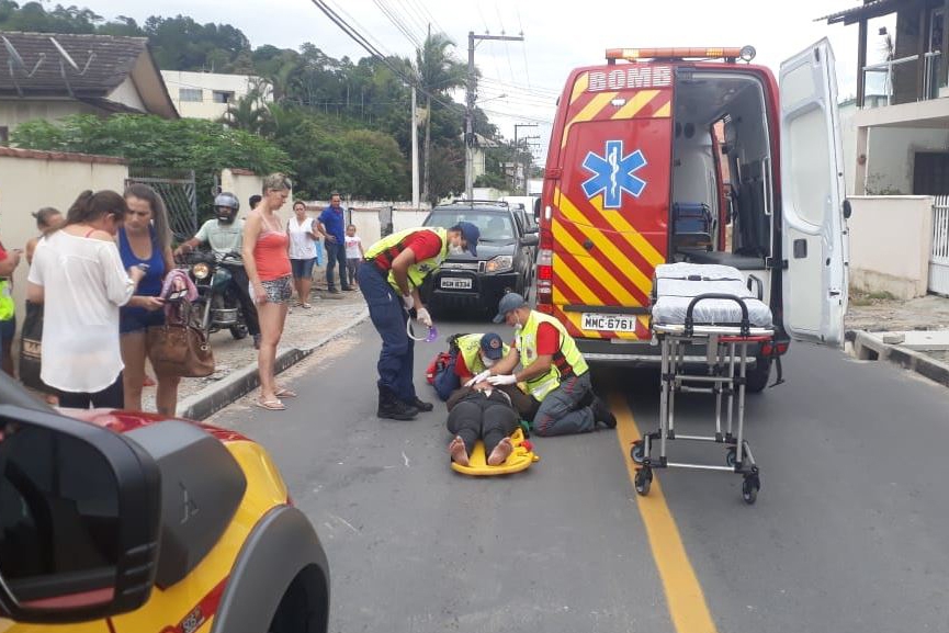Mulher fica ferida aps ser atropelada no bairro Gasparinho, em Gaspar