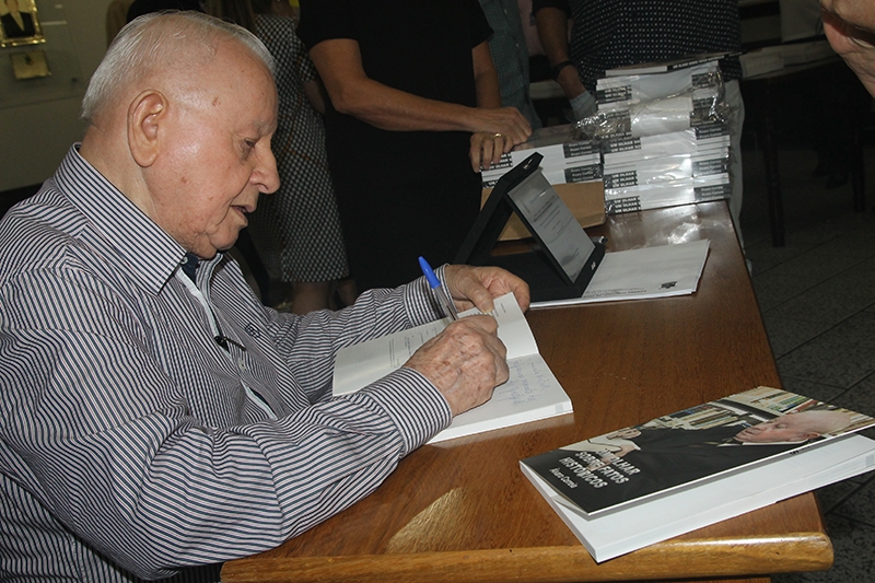 Solenidade na Cmara de Gaspar marca lanamento do segundo livro de Alvaro Correia 