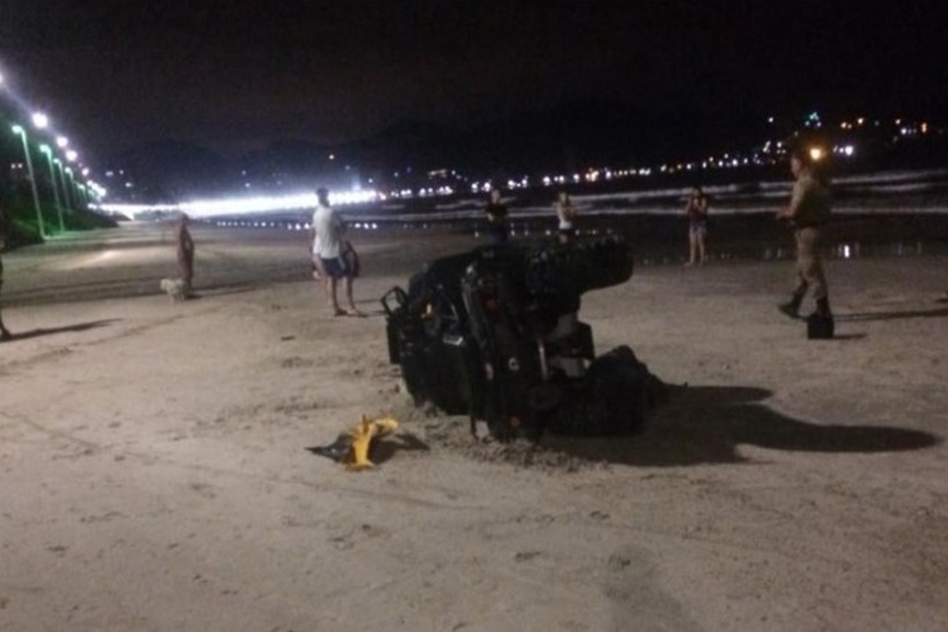 Homem morre e outro fica ferido aps quadriciclo capotar na praia de Itapema