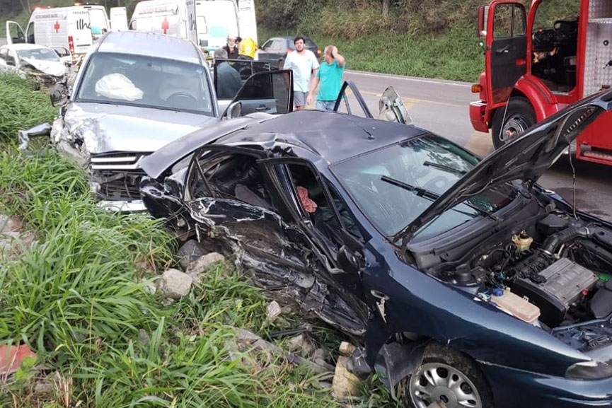 Coliso entre trs carros deixa mulher gravemente ferida e diversas vtimas na BR-470, em Ilhota