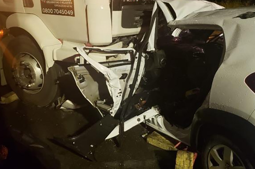 Acidente entre carro e caminho mata duas pessoas na Rodovia Jorge Lacerda