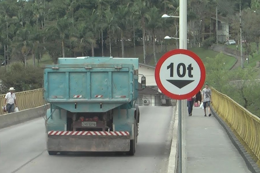 Trnsito na Ponte Herclio Deeke est interrompido para veculos