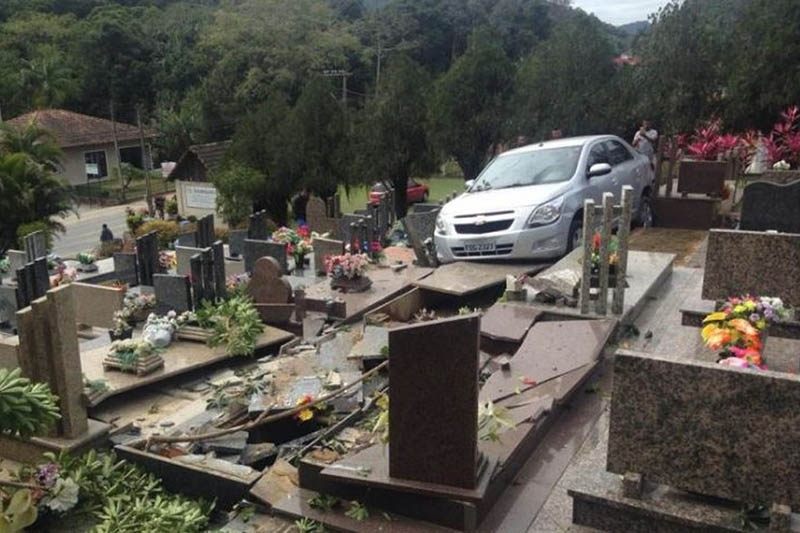 Carro invade cemitrio e destri tmulos em Blumenau
