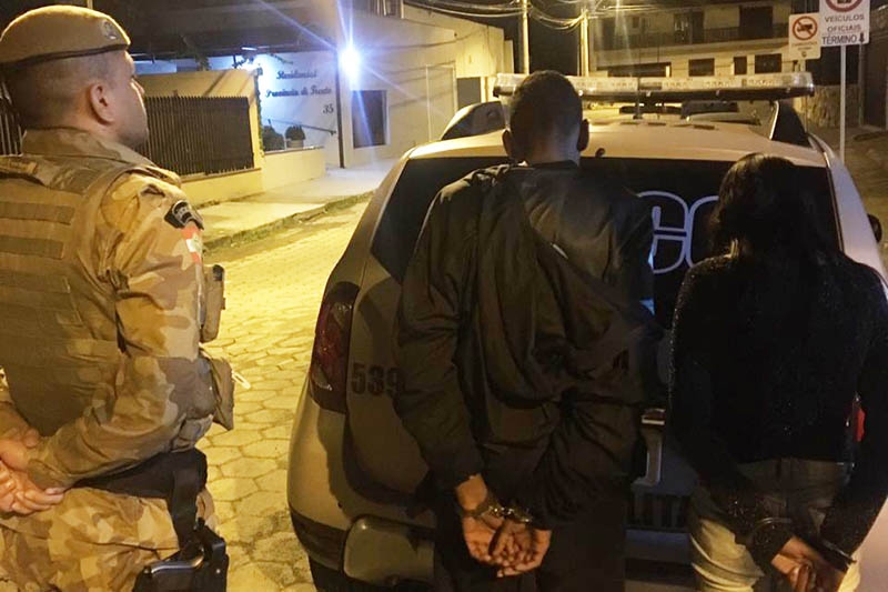 PPT de Gaspar prende jovem e apreende adolescente com drogas no bairro Coloninha