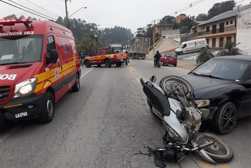 Coliso entre carro e moto deixa duas pessoas feridas na Rodovia Ivo Silveira, em Gaspar