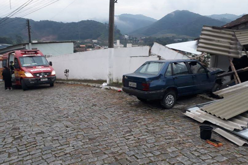 Motorista colide veculo contra muro de residncia no bairro Bela Vista, em Gaspar