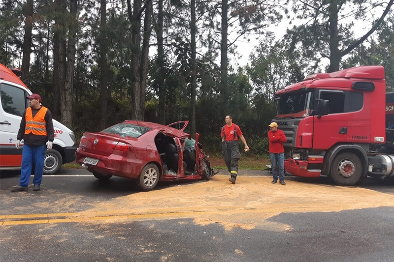 Ao menos 12 pessoas morreram em acidentes de trnsito nas rodovias de SC neste fim de semana