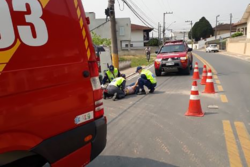 Coliso entre carro e moto deixa mulher ferida no bairro Gaspar Grande