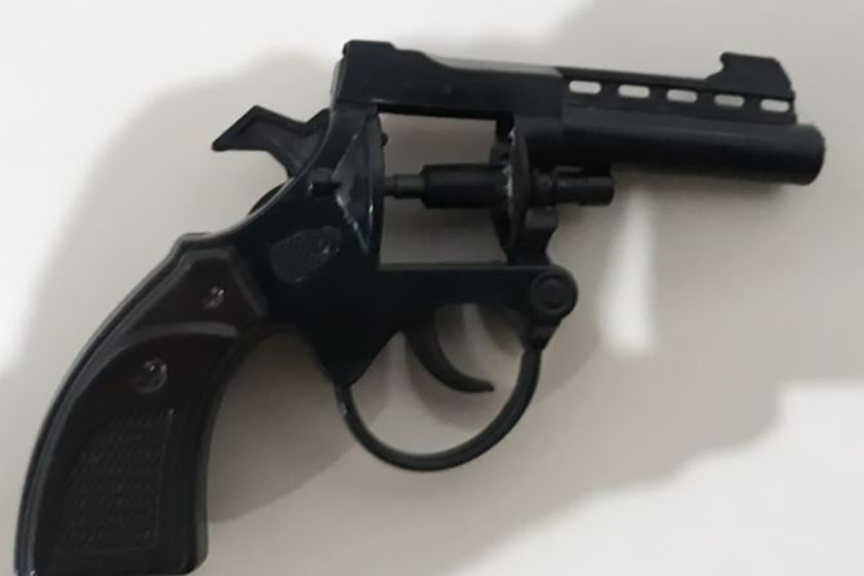 Menino de 15 anos  pego com simulacro de arma de fogo em escola de Gaspar