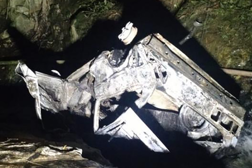 Dois adolescentes de 17 anos morrem aps carro cair em ribanceira em Blumenau