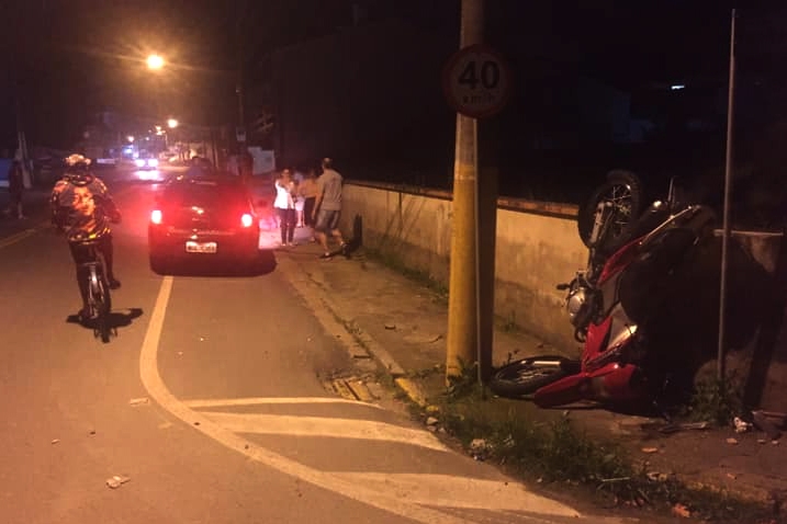 Acidente entre carro e moto deixa homem ferido no bairro Sete, em Gaspar