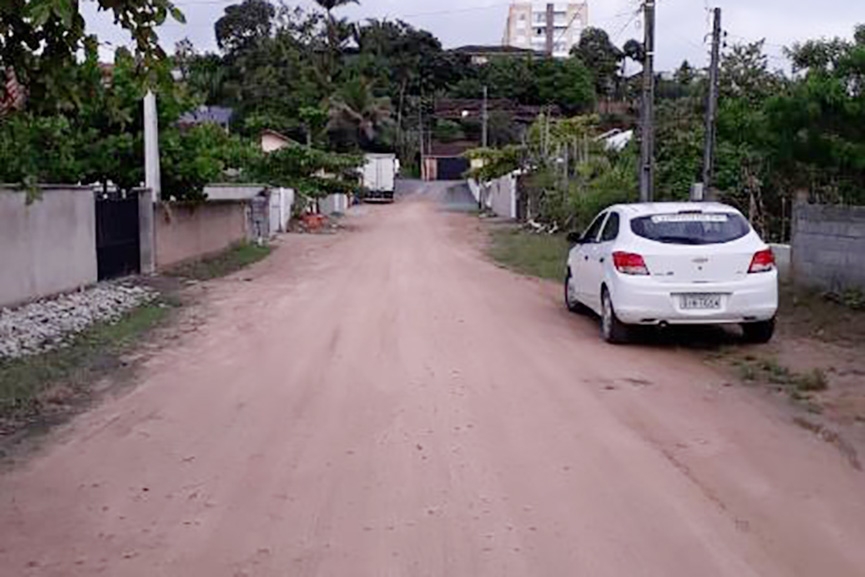 Comea a pavimentao em lajotas da rua Zeno Zimmermann, no Santa Terezinha