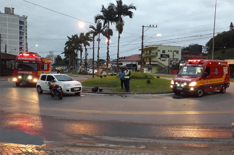 Acidente entre carro e moto deixa um ferido no Centro de Gaspar	