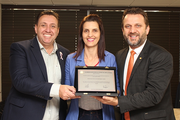 Professora de Gaspar  homenageada na Alesc
