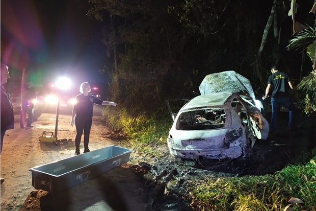 Corpo encontrado em carro incendiado no Belchior pode ser de morador de Gaspar ou Blumenau
