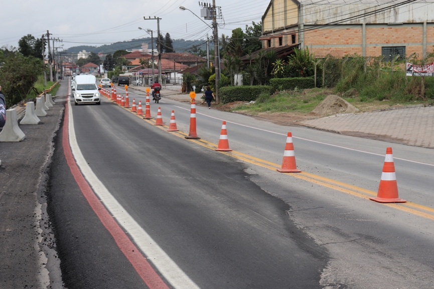 Fissura abre e caminhes so proibidos de passar pela rua Nereu Ramos, em Gaspar