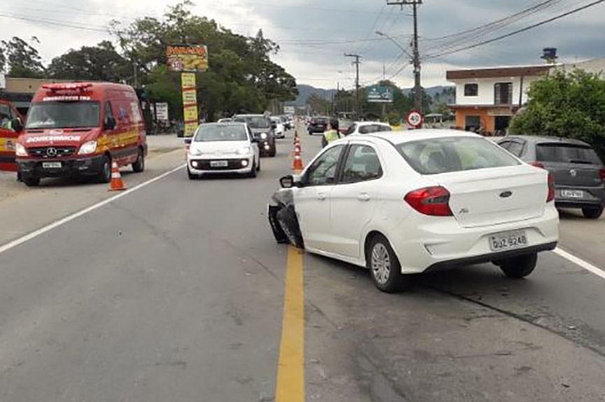Coliso frontal resulta em danos materiais na Rodovia Jorge Lacerda, em Gaspar