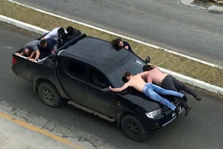 Bandidos assaltam bancos em Vidal Ramos e fogem com refns em cap de carro