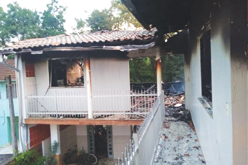 Bazar em prol de famlia que perdeu casa em incndio