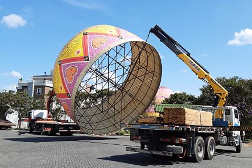 Comea a montagem do ovo de pscoa gigante em Pomerode