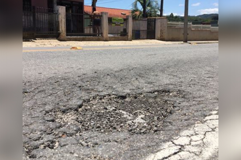 Buracos incomodam moradores da rua Heldo Florentino Wan-Dall, no Belchior