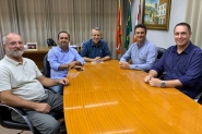 Aps licena mdica, Hildebrandt volta  prefeitura de Blumenau com mudanas na equipe