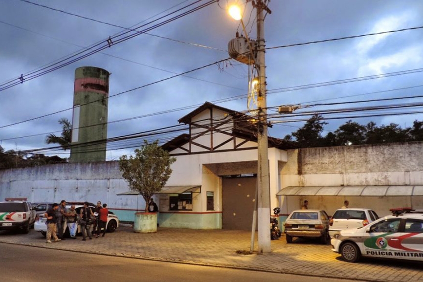 Detento foge de presdio escondido em caminho e desembarca em Gaspar