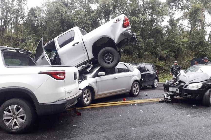 Caminhonete para em cima de carro em engavetamento em Pouso Redondo