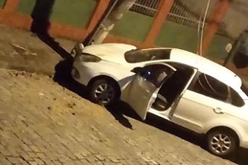 Carro bate em poste no bairro Sete de Setembro, em Gaspar