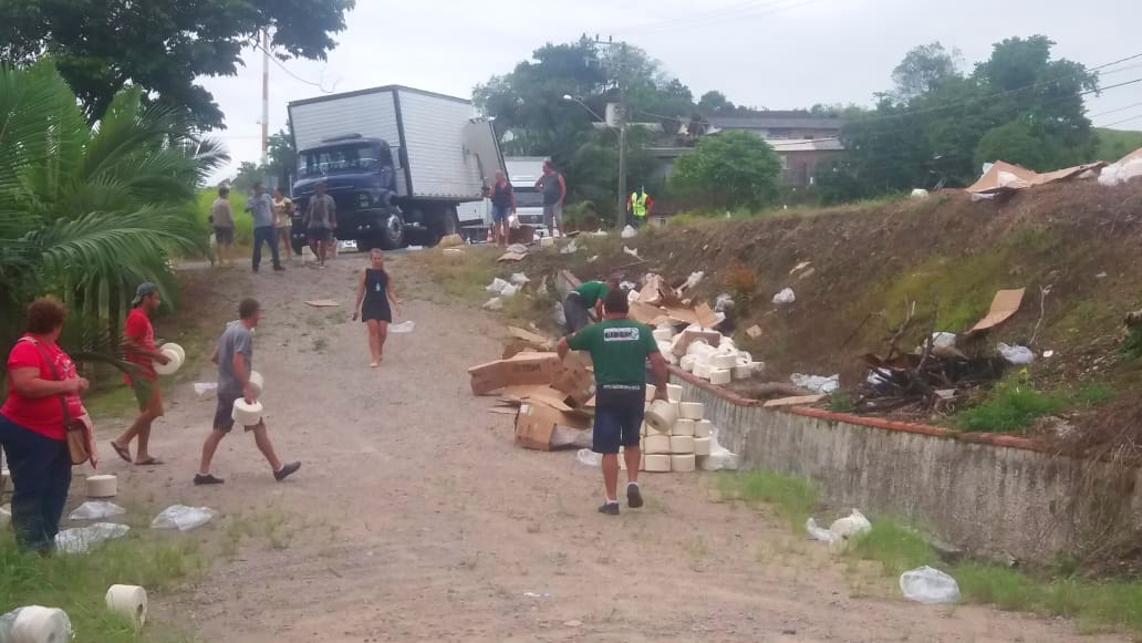 Caminhes colidem e carga de fios se espalha na Rodovia Ivo Silveira, em Gaspar