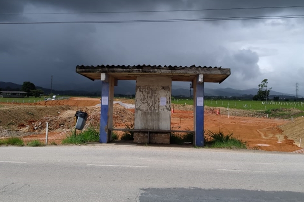 Ponto de nibus  desativado na Rodovia Ivo Silveira