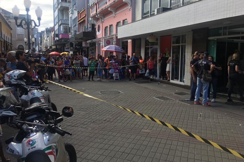 Um suspeito  morto e outro preso em tentativa de assalto no Centro de Florianpolis