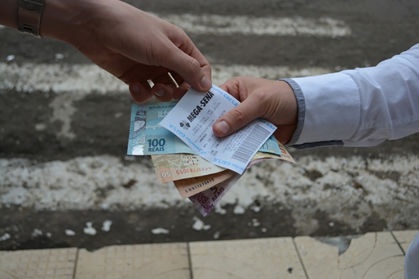 Idosa de 80 anos perde R$5 mil em golpe do bilhete premiado em Blumenau