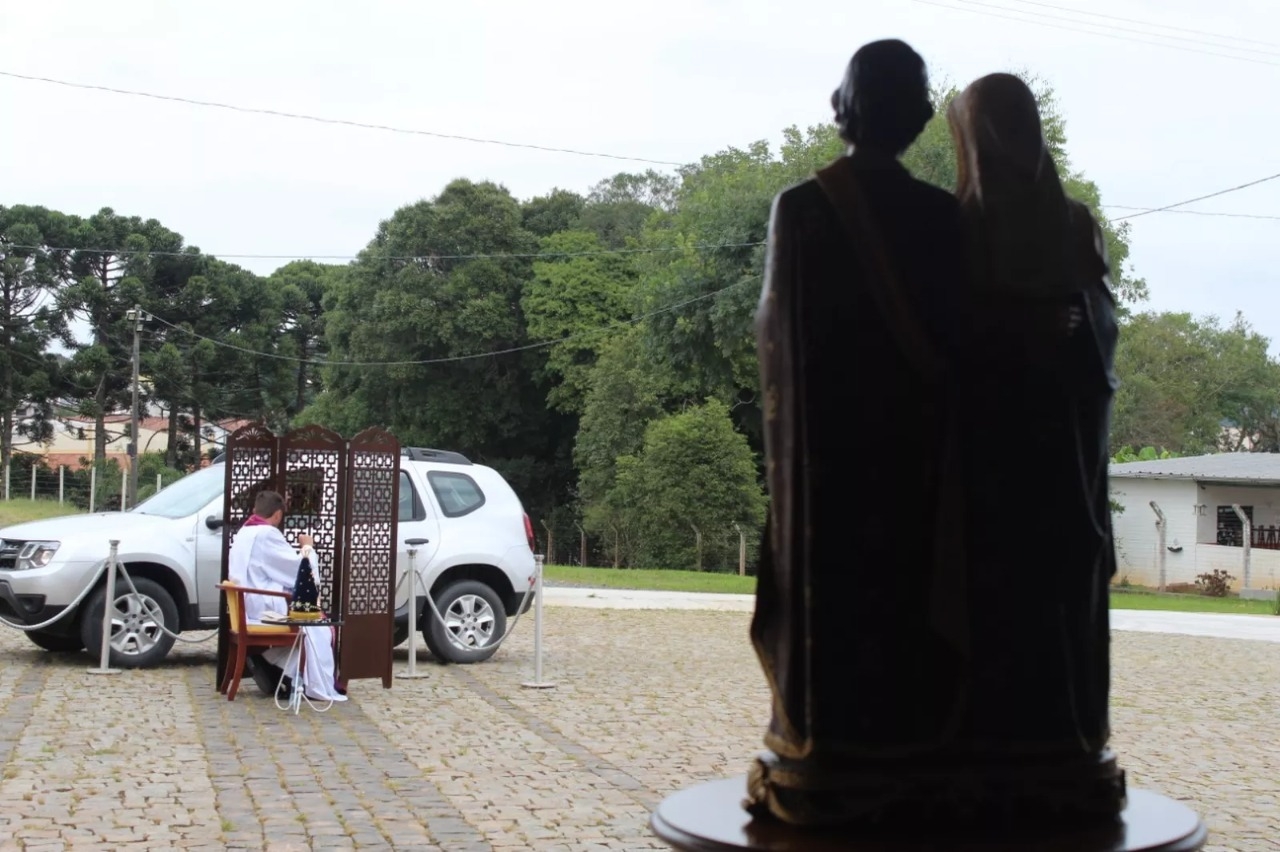 Padre adota 'drive-thru' para confisses de fiis durante quarentena em So Francisco do Sul