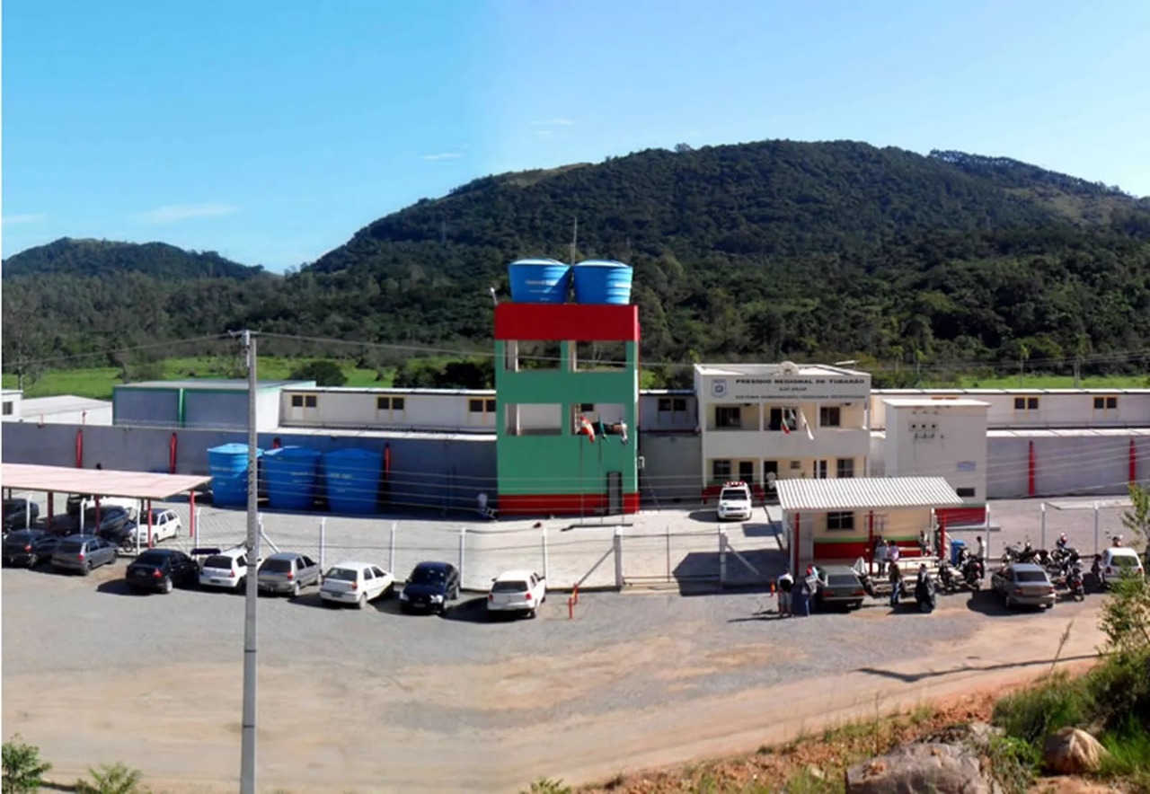 Detentos fogem pelo telhado de penitenciria em Tubaro