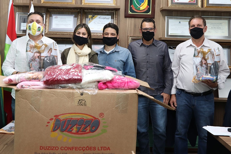 Empresa de Gaspar doa 200 agasalhos para campanha da Cmara de Gaspar