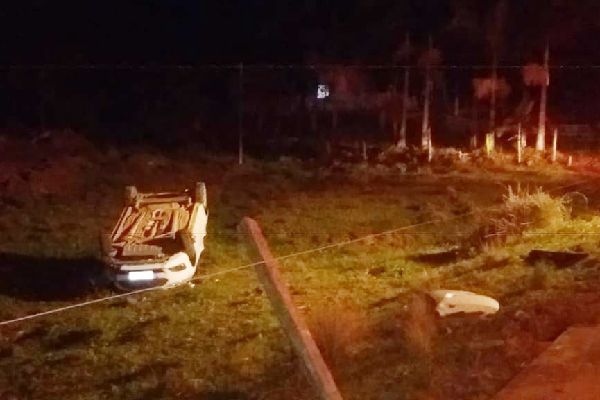 Motorista perde controle e capota veculo na rua Pedro Schmitt Junior, em Gaspar