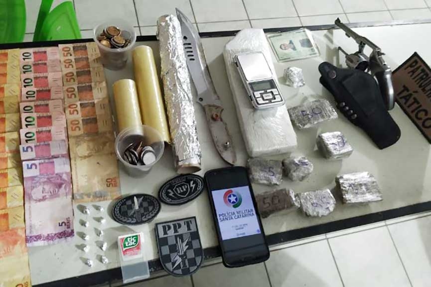 PPT prende homem com arma de fogo, crack e 1kg de maconha em Gaspar