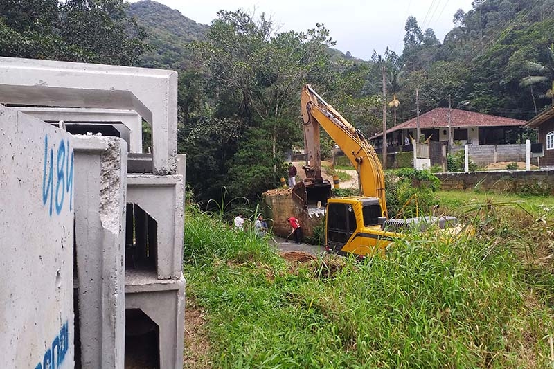 Comea a construo da galeria de concreto que vai substituir ponte de madeira no Gaspar Alto